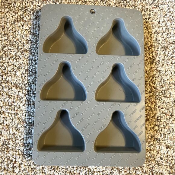 NEW HERSHEY’S KISSES Silicone Bakeware 6- Cavity Microwave & Dishwasher Safe - Picture 2 of 7